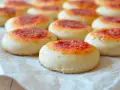 Deliziose pizzette fatte in casa, pronte per essere gustate. Un classico intramontabile per ogni occasione.