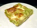 Lasagne con asparagi e speck, un piatto invitante con strati dorati e un ripieno verde brillante.