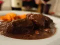 Un succulento brasato al barolo, tenero e saporito, accompagnato da carote arancioni.