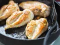 Petto di pollo dorato in padella, un modo diverso per prepararlo.