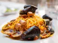 Spaghetti con cozze e vongole, un delizioso sugo di pesce che profuma di mare.