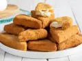 Mozzarella in carrozza dorate e croccanti, con il formaggio filante che fuoriesce.