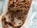 Fetta di banana bread light con gocce di cioccolato e noci.