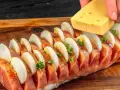 Filetto di maiale pronto per essere cotto, farcito con cipolle e formaggio. Un'idea per le tue ricette.