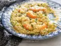 Risotto cremoso con gamberetti e zucchine, un piatto gustoso e colorato.