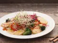 Gnocchi di riso con verdure croccanti e germogli freschi, un piatto leggero e colorato.