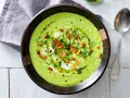 Crema di avocado vellutata, guarnita con cubetti croccanti, erbe fresche e un filo d'olio. Un piatto invitante e salutare.