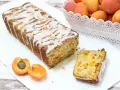 Plumcake senza uova con albicocche fresche, glassato con una leggera copertura bianca. Un dolce soffice e profumato, perfetto per la colazione o la merenda.