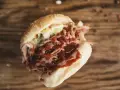 Un panino succulento con pulled pork, salsa barbecue e insalata di cavolo, perfetto per chi cerca una ricetta facile e gustosa.