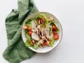 Deliziosa insalata di pollo con lattuga croccante, pomodorini succosi e crostini, condita con una cremosa salsa.