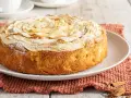 Deliziosa torta di mele senza burro, con mele a rosa sulla superficie e una spolverata di zucchero a velo. Perfetta per una colazione leggera.