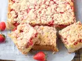 Deliziosa sbriciolata alle fragole, con un ripieno succoso e una crosta dorata e friabile. Perfetta per ogni occasione.