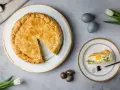 Torta Pasqualina con carciofi, uova e verdure, pronta per essere gustata.