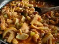 Trippa ricetta della nonna in umido con fagioli e sedano, un piatto confortante e saporito.
