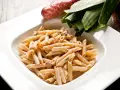 Penne cremose con salsiccia e verdure, un piatto di pasta alla norcina pronto per essere gustato.