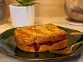 Toast in friggitrice ad aria, dorato e ripieno di marmellata, pronto per essere gustato.