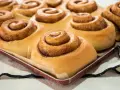 Dolci cinnamon rolls appena sfornati, pronti per essere gustati. Una ricetta perfetta per la colazione o la merenda.