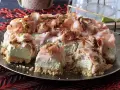 Cheesecake salata con taralli, mortadella e pistacchi. Una torta scenografica e gustosa, perfetta per un aperitivo o un antipasto originale.