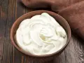 Una ciotola di panna da cucina, soffice e cremosa, pronta per arricchire ogni piatto.
