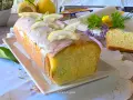 Un soffice plumcake al limone glassato, decorato con fette di limone e menta. Perfetto per una pausa golosa.