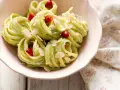 Pasta con broccoli, mandorle e peperoncino, un piatto colorato e gustoso.