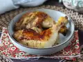 Cosce di pollo in padella, dorate e succulente, servite in una ciotola su un tovagliolo decorato.