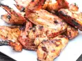 Alette di pollo grigliate, dorate e succulente, pronte per essere gustate.