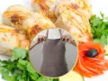 Involtini di pollo succulenti, guarniti con pomodoro a forma di fiore, cetrioli e prezzemolo fresco. Una persona indossa un grembiule, pronta a servire.