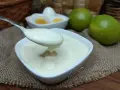 Maionese cremosa, con uova sode e lime sullo sfondo. Perfetta per ogni piatto!