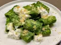 Paccheri conditi con un vibrante pesto di cavolo nero, arricchiti da ricotta fresca e pangrattato croccante.
