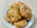 Un piatto di frittelle di zucchine dorate e croccanti, perfette per uno spuntino gustoso.