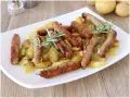 Salsiccia e patate al forno, un piatto rustico e saporito, con rosmarino fresco che profuma il tutto.