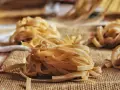 Nidi di pasta fatta in casa senza macchina, pronti per essere cucinati. Un'arte che profuma di tradizione.