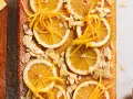 Torta soffice con fette di limone, scorza candita e mandorle a lamelle. Un'esplosione di freschezza per la tua caprese al limone.