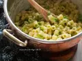 Un primo piatto cremoso di pasta e piselli, pronto per essere gustato.