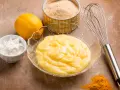 Crema al limone senza uova, con limone, zucchero, amido e un pizzico di curcuma per un colore vivace.