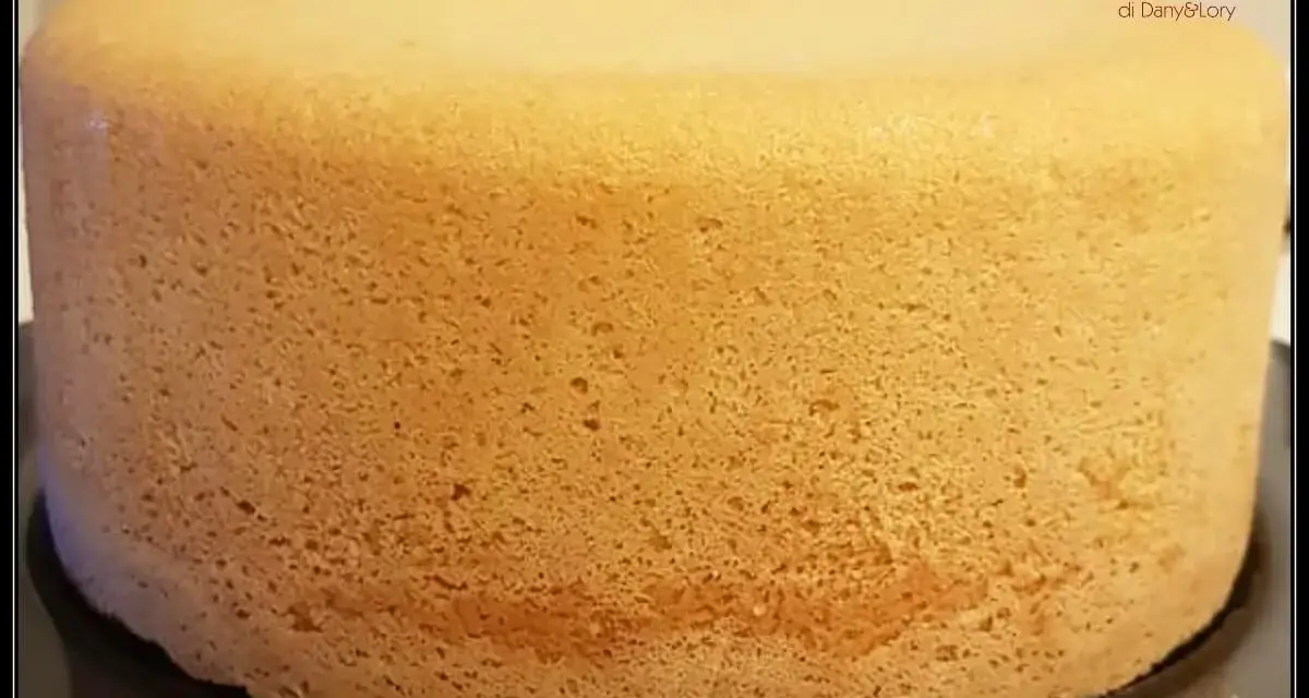 Un soffice pan di spagna dorato, pronto per essere farcito e decorato.
