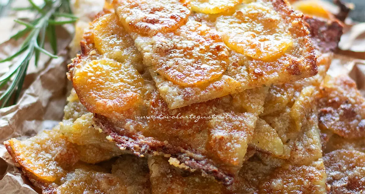 Schiacciata di patate dorata e croccante, con fette sottili di patate e rosmarino.