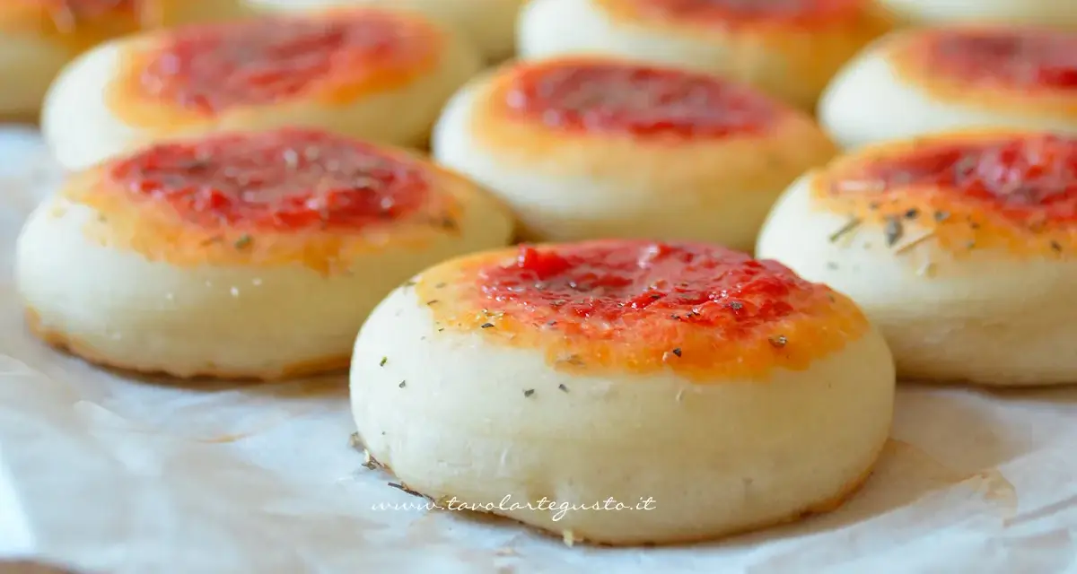 Deliziose pizzette fatte in casa, pronte per essere gustate. Un classico intramontabile per ogni occasione.
