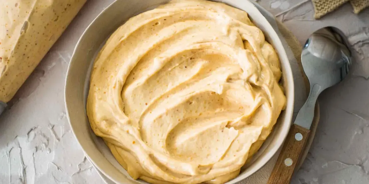 Crema soffice e invitante, perfetta per la tua ricetta di burro di arachidi fatto in casa. Un cucchiaio pronto ad assaporare questa delizia.