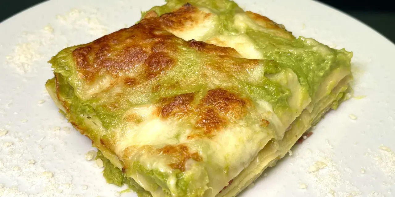 Lasagne con asparagi e speck, un piatto invitante con strati dorati e un ripieno verde brillante.
