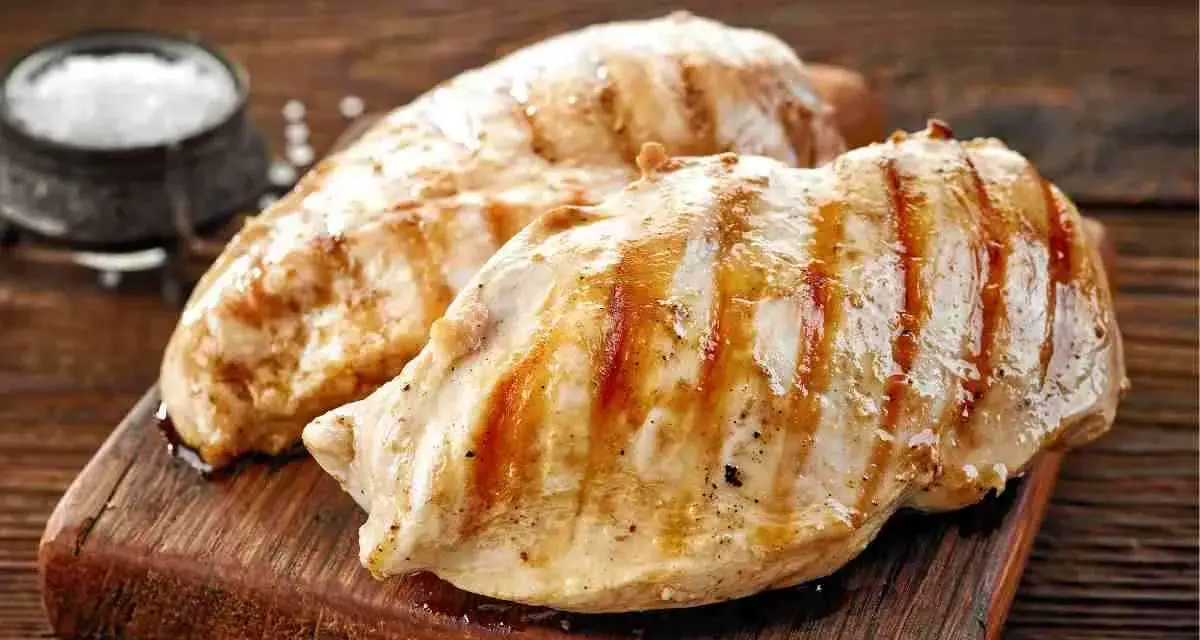 Petto di pollo alla griglia, perfetti secondi di carne da preparare in anticipo. Un contorno di sale completa l'immagine.