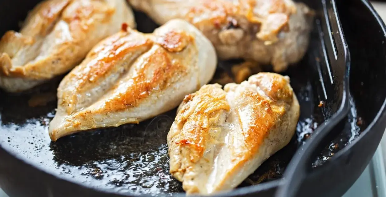 Petto di pollo dorato in padella, un modo diverso per prepararlo.