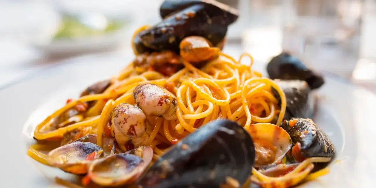 Spaghetti con cozze e vongole, un delizioso sugo di pesce che profuma di mare.