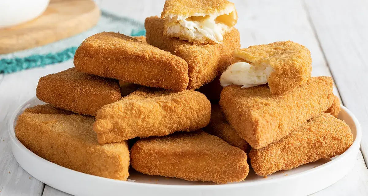 Mozzarella in carrozza dorate e croccanti, con il formaggio filante che fuoriesce.