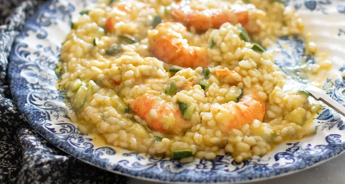 Risotto cremoso con gamberetti e zucchine, un piatto gustoso e colorato.