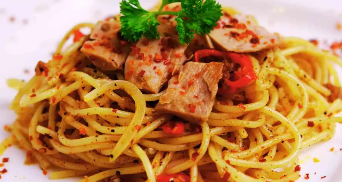 Spaghetti conditi con tonno fresco, peperoncino e prezzemolo. Un piatto semplice e gustoso.