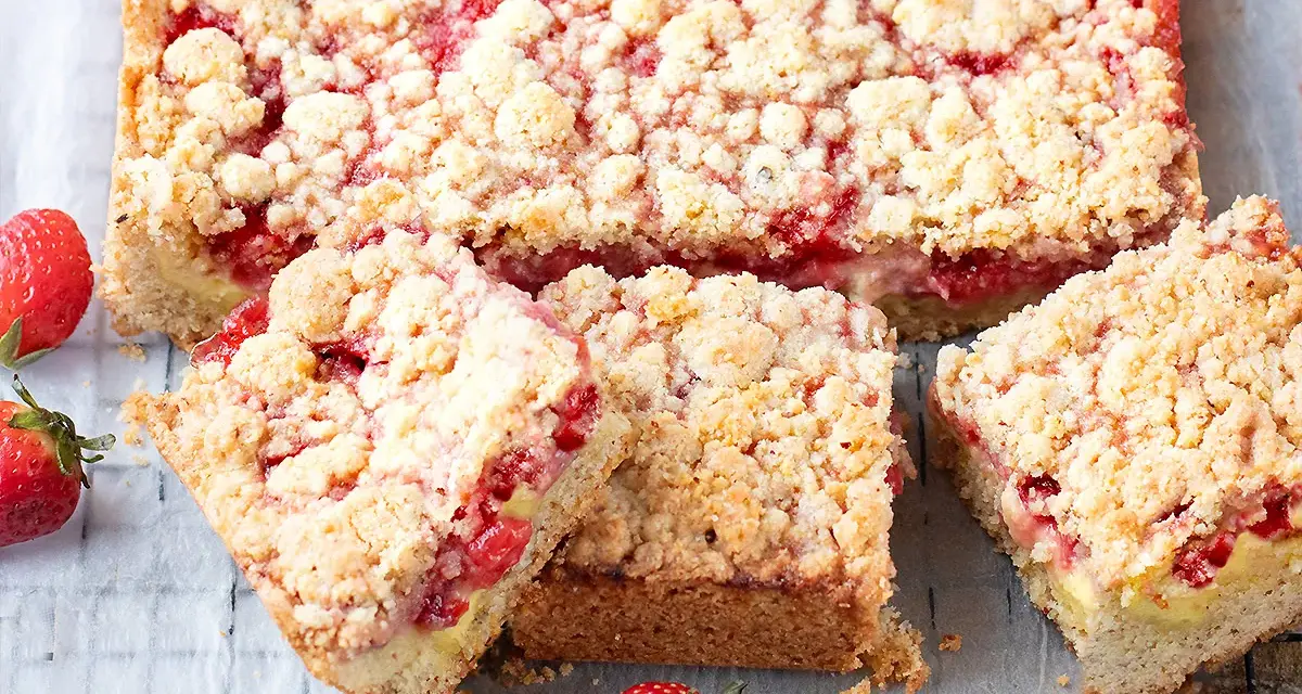 Deliziosa sbriciolata alle fragole, con un ripieno succoso e una crosta dorata e friabile. Perfetta per ogni occasione.