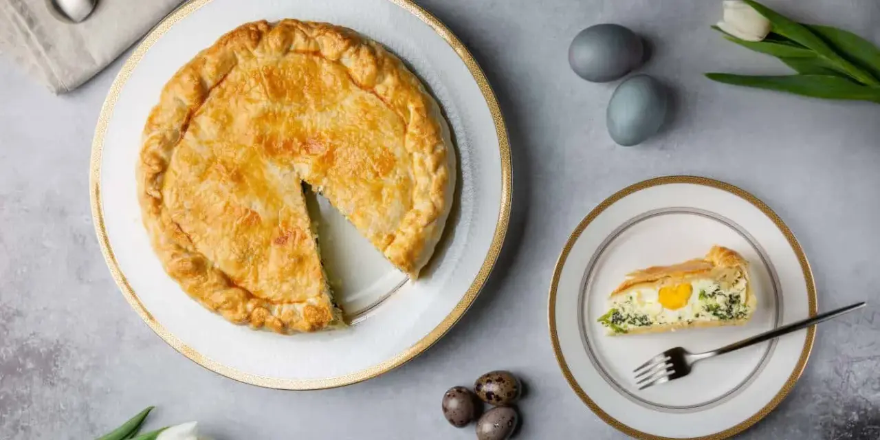 Torta Pasqualina con carciofi, uova e verdure, pronta per essere gustata.