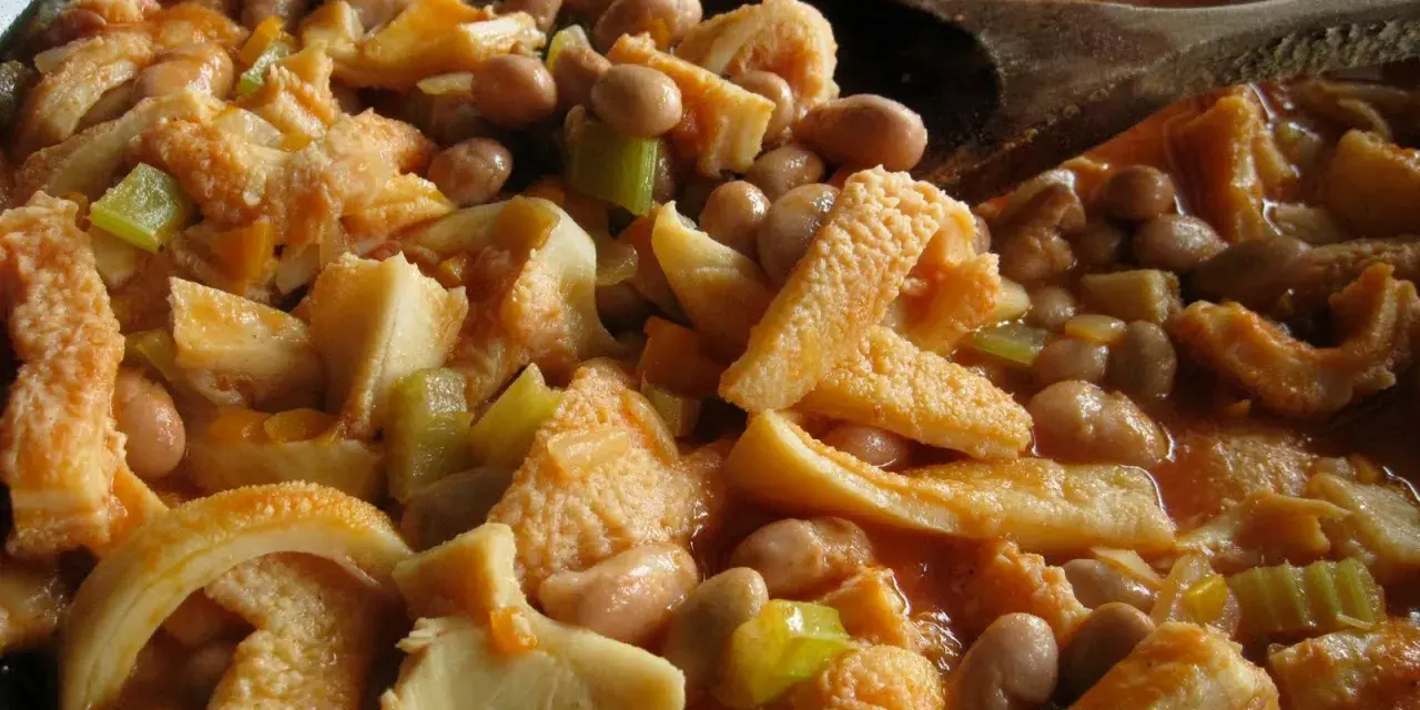 Trippa ricetta della nonna in umido con fagioli e sedano, un piatto confortante e saporito.